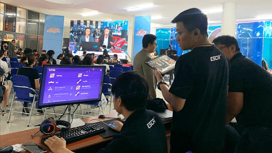 Đội ngũ sản xuất và vận hành giải đấu ESCA Vietnam có mặt tại khu vực phát sóng