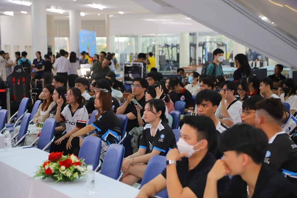 Các bạn sinh viên đến từ nhiều trường khác nhau có mặt tại Nhà Văn hóa Sinh Viên tham gia cổ vũ đội tuyển đại diện của trường