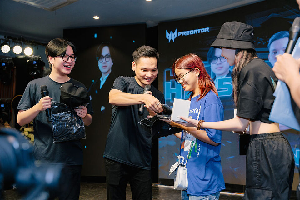 Streamer Sangtraan HK15 trực tiếp trao thưởng cho những người chơi may mắn