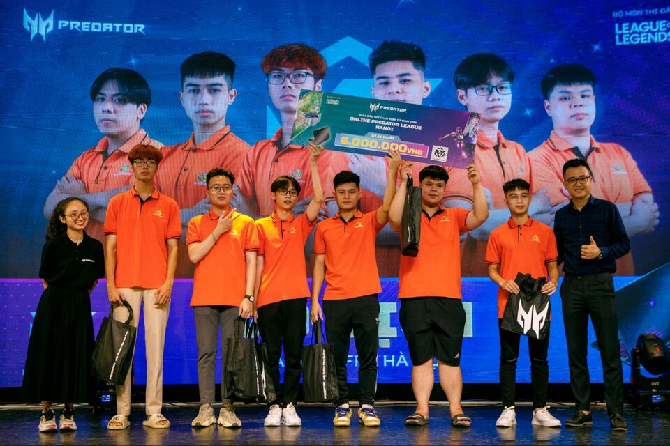 Đại diện Acer Việt Nam trao thưởng cho nhà vô địch - Đại học FPT với phần thưởng trị giá 6 triệu đồng