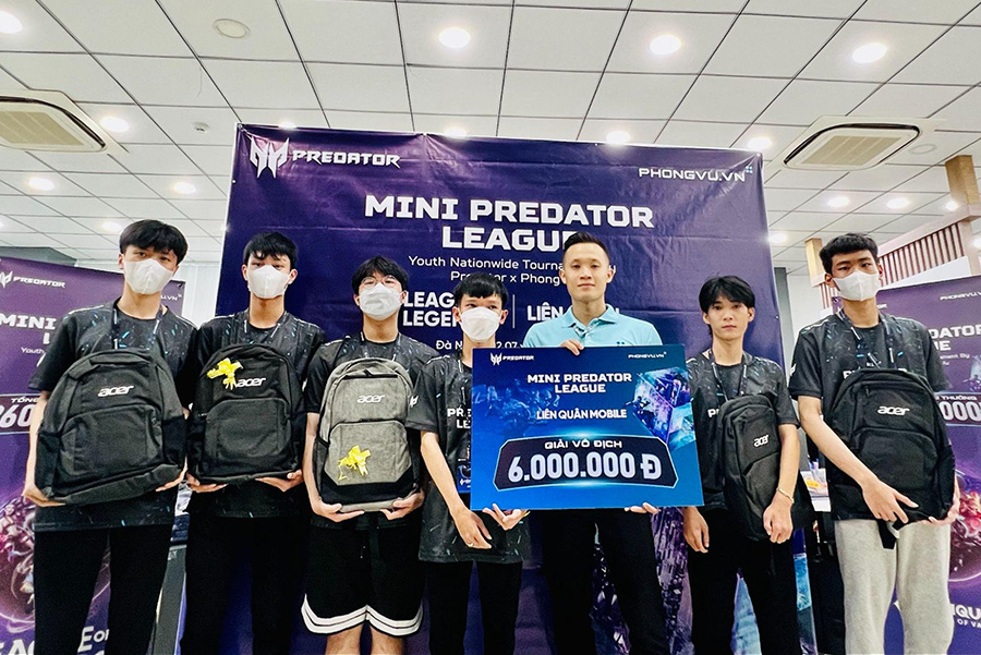 BTC khu vực Đà Nẵng trao thưởng cho đội vô địch