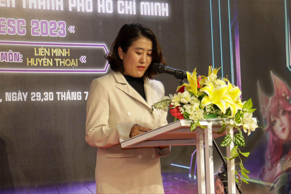 Cô Cao Nguyên Yến Vi - Đại diện trường ĐH Quốc tế Hồng Bàng phát biểu khai mạc giải đấu
