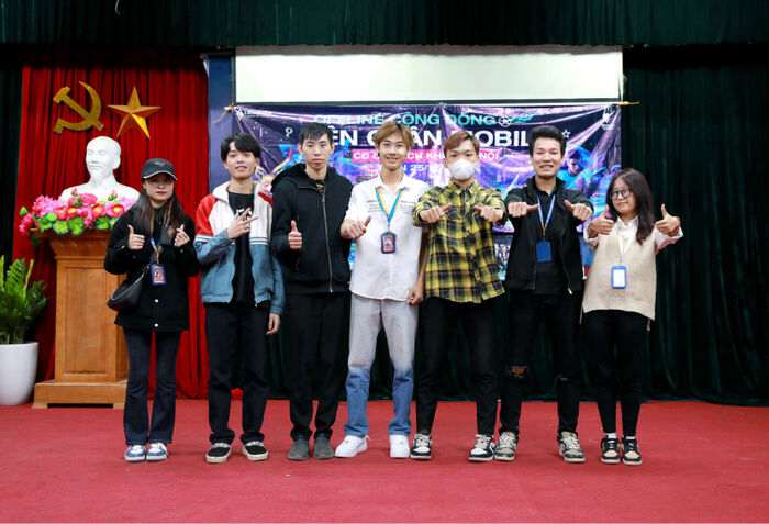 Leader Nguyễn Hồng Công chụp cùng đội ngũ CLB tổ chức giải đấu (mặc áo trắng, đứng giữa).